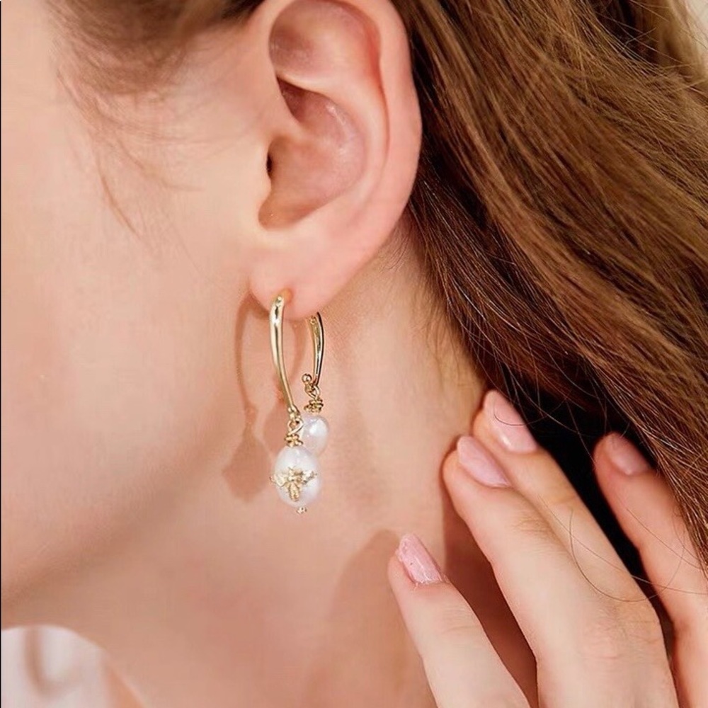 NWOT Butterfly fresh water pear earring